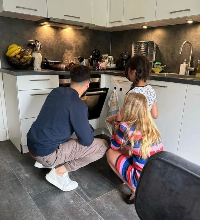 Begeleider en jongeren samen in een huiselijke omgeving